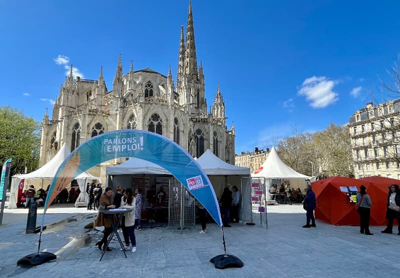 Le forum Parlons Emploi en partenariat avec la Maison de l’Emploi et de l’Entreprise de Bordeaux. la grappe collectif